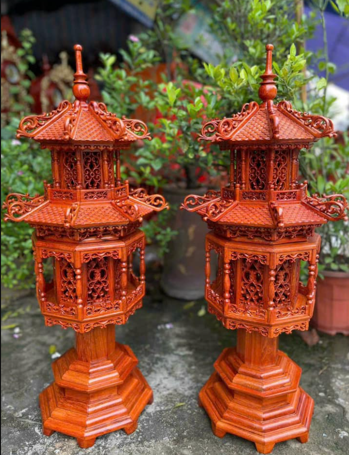 Giá bán Cặp đèn thờ bằng gỗ.png